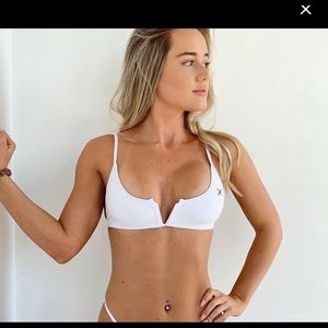 Boutine LA Venice white v cut top Large NWT